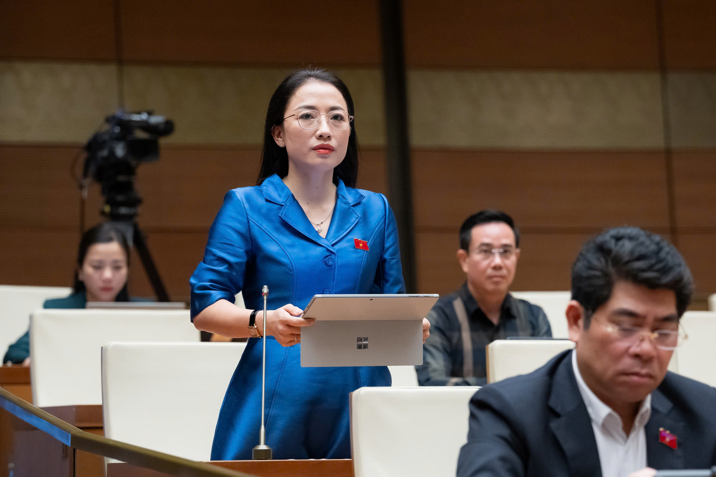 ĐBQH kể chuyện con gái nhờ AI chẩn đoán bệnh khiến mẹ nhập viện, đề nghị quản lý sản phẩm AI trong y tế - Ảnh 1.