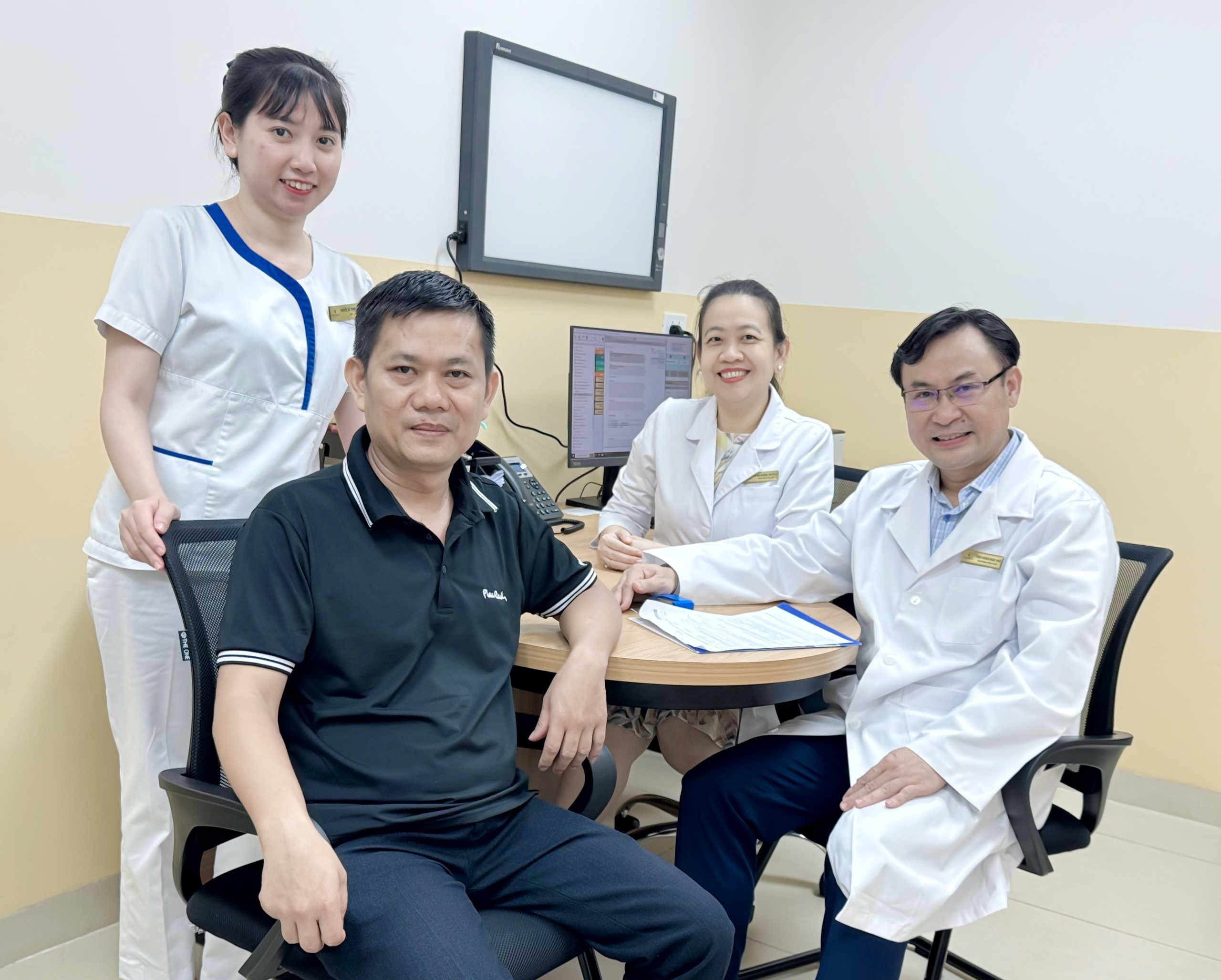 Kỹ thuật đặc biệt giúp người đàn ông tìm lại nụ cười sau hơn một năm bị co giật nửa mặt - Ảnh 2.