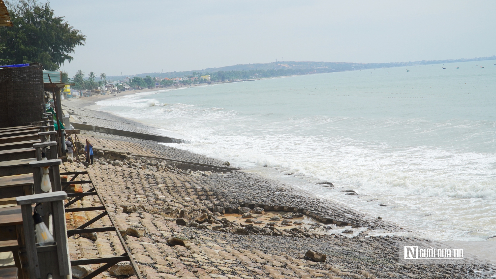 Lâm Đồng: Sóng biển "xé toạc" kè Hàm Tiến, nhiều nhà dân đối diện nguy hiểm- Ảnh 1.