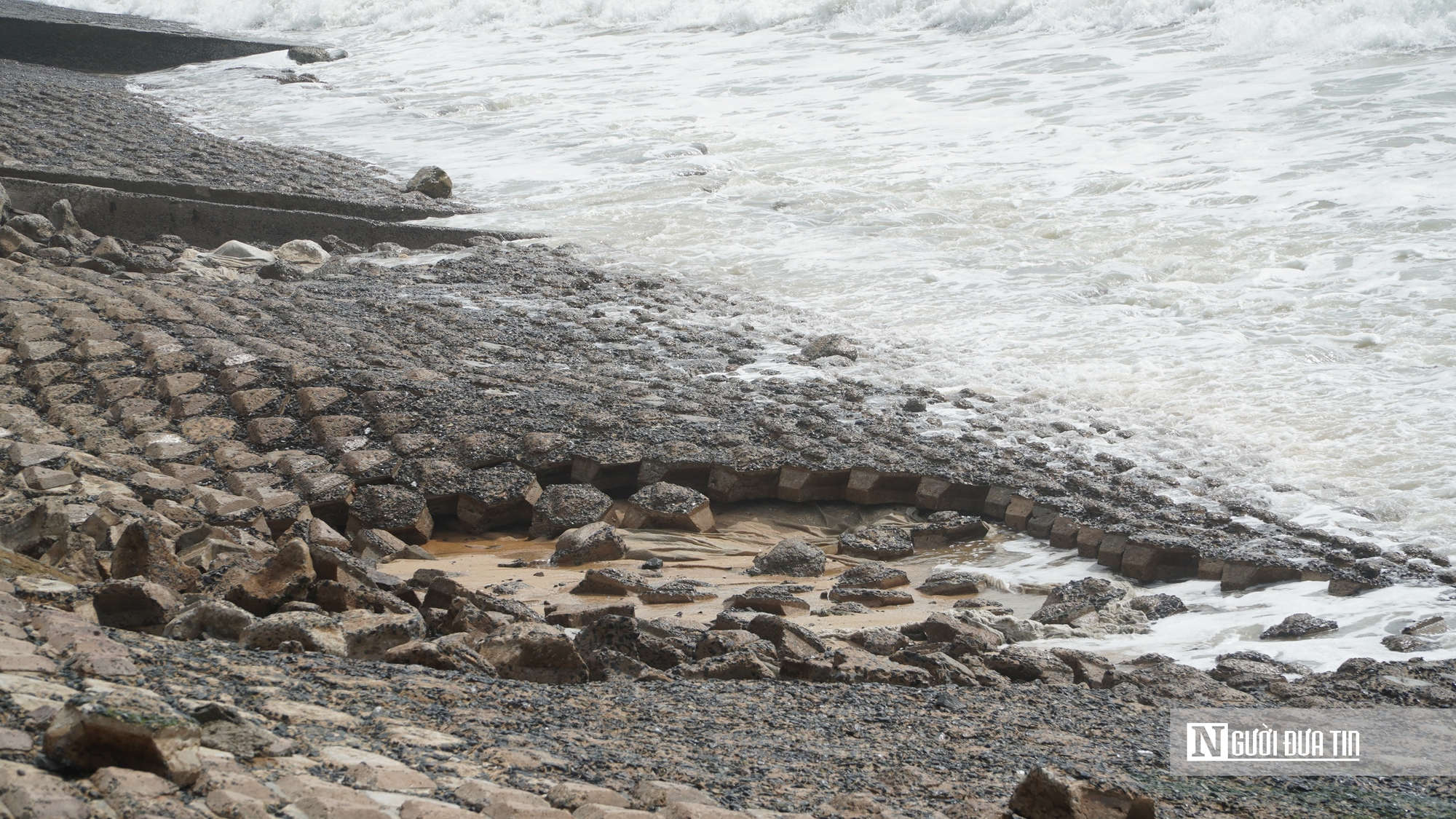 Lâm Đồng: Sóng biển "xé toạc" kè Hàm Tiến, nhiều nhà dân đối diện nguy hiểm- Ảnh 2.