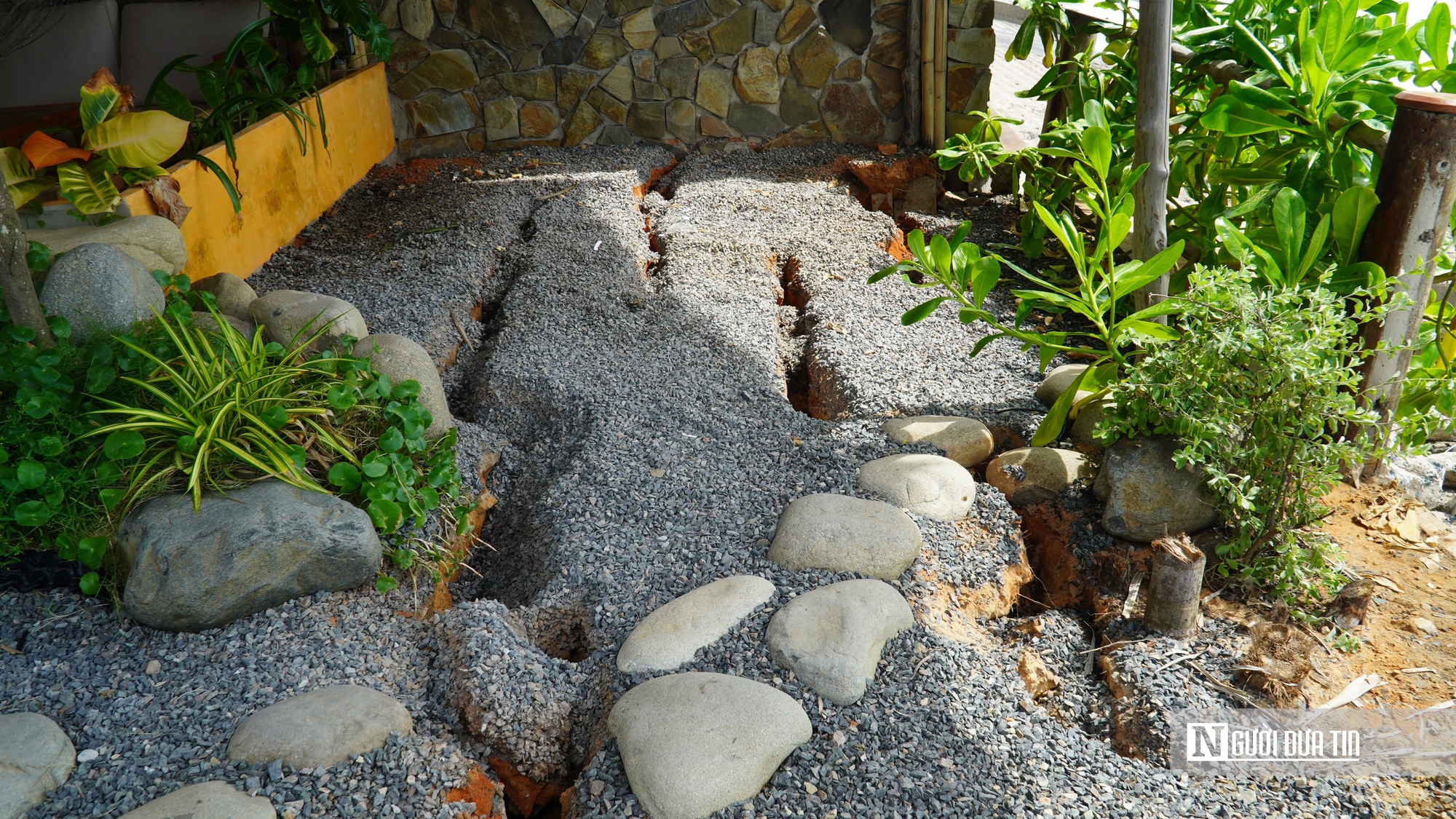 Lâm Đồng: Sóng biển "xé toạc" kè Hàm Tiến, nhiều nhà dân đối diện nguy hiểm- Ảnh 7.