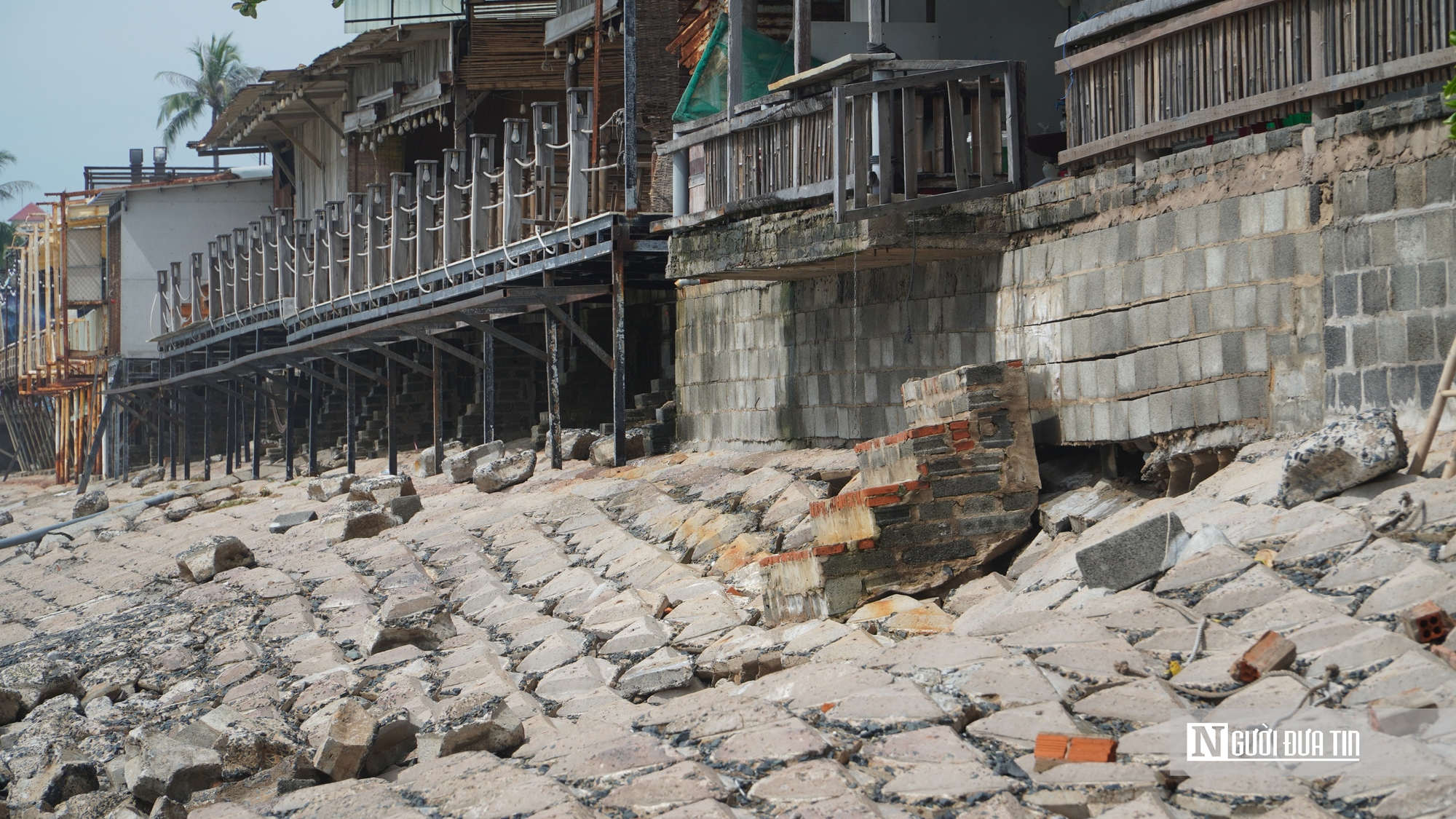 Lâm Đồng: Sóng biển "xé toạc" kè Hàm Tiến, nhiều nhà dân đối diện nguy hiểm- Ảnh 8.