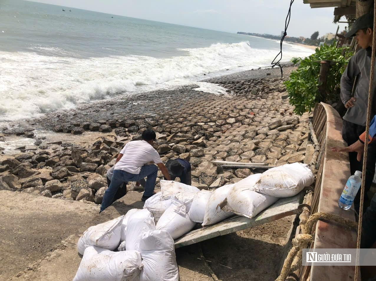 Lâm Đồng: Sóng biển "xé toạc" kè Hàm Tiến, nhiều nhà dân đối diện nguy hiểm- Ảnh 10.