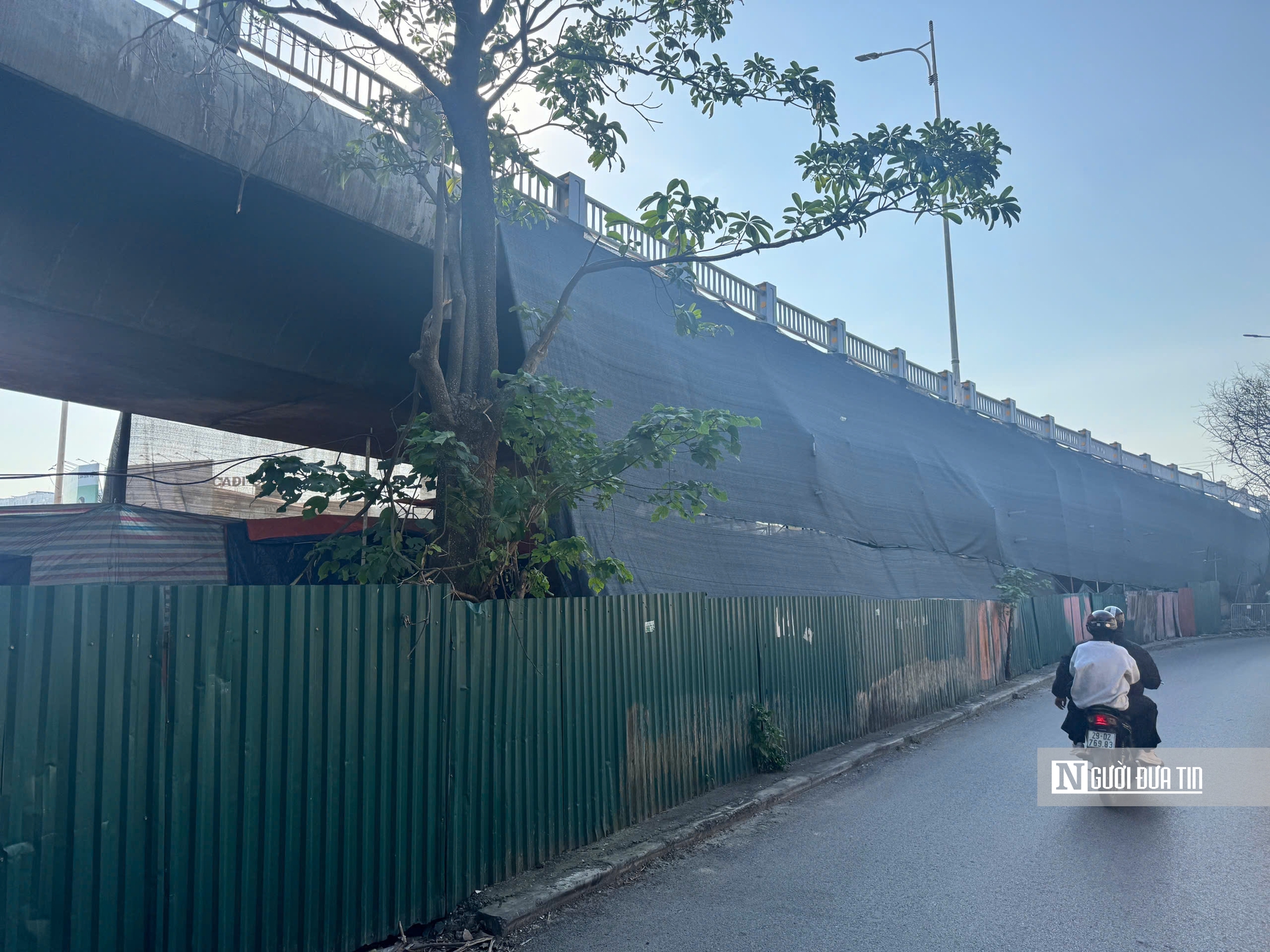 Rào chắn, sửa chữa chân cầu Vĩnh Tuy sau vụ cháy bãi giữ xe- Ảnh 1.