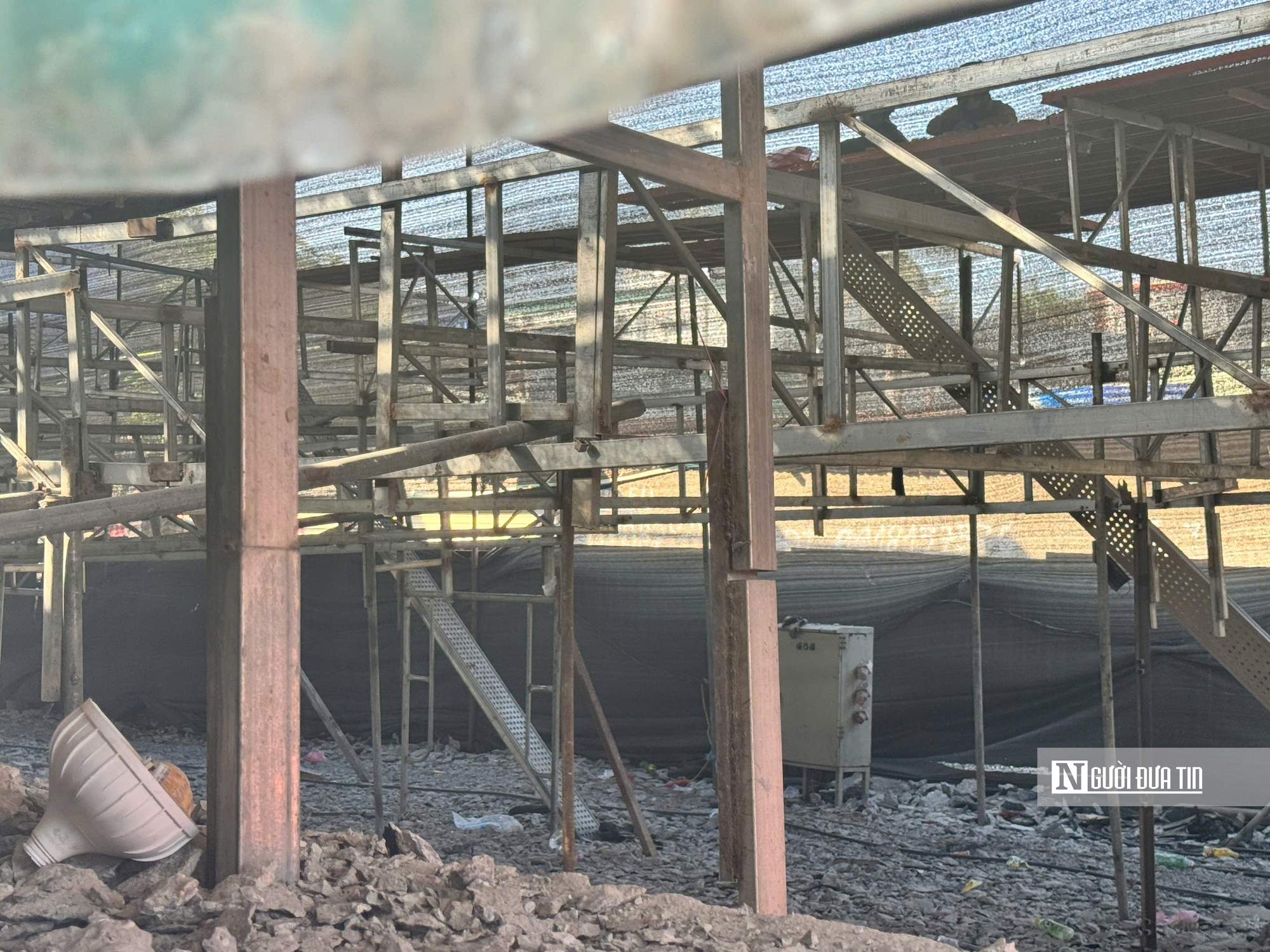 Rào chắn, sửa chữa chân cầu Vĩnh Tuy sau vụ cháy bãi giữ xe- Ảnh 2.