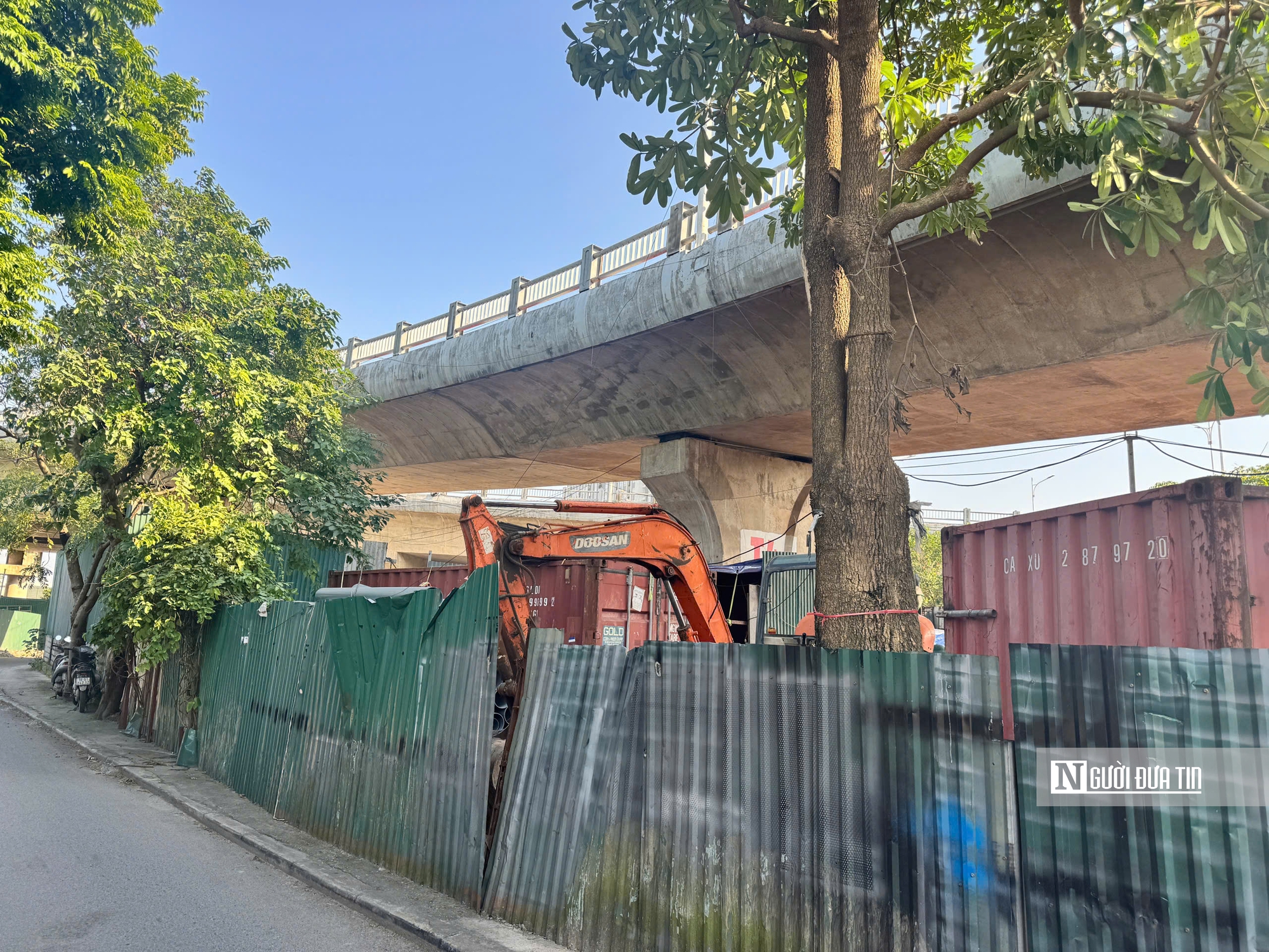 Rào chắn, sửa chữa chân cầu Vĩnh Tuy sau vụ cháy bãi giữ xe- Ảnh 6.