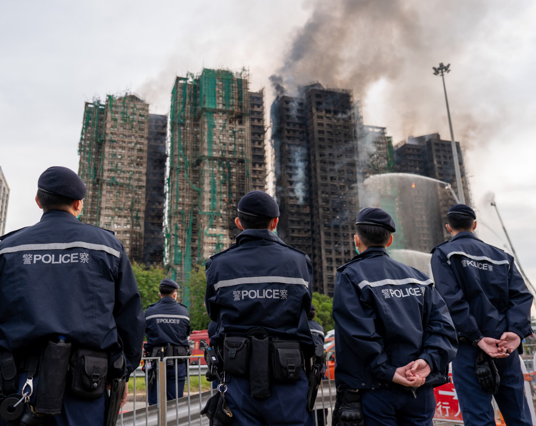 Hỏa hoạn nghiêm trọng ở Hồng Kông: Lửa cháy xuyên đêm, hé lộ nguyên nhân đám cháy lan nhanh - Ảnh 2.