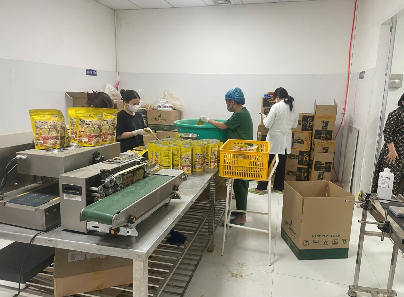 Khởi tố vụ án sản xuất, buôn bán hàng giả tại cơ sở nông sản sạch - Ảnh 1.