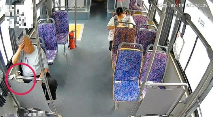 Đi xe buýt cụ ông 70 tuổi bỏ quên bọc tiền hơn 10 tỷ đồng và cái kết bất ngờ - Ảnh 1.