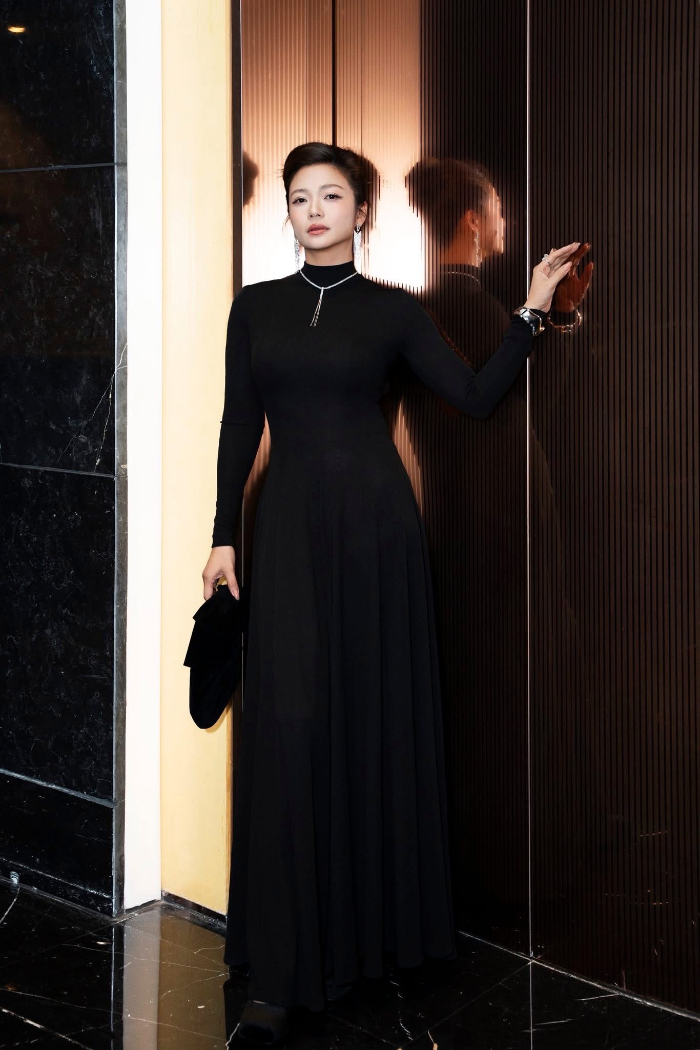 NSƯT Kiều Anh gây chú ý với vẻ đẹp mặn mà, cuốn hút ở tuổi U50 - Ảnh 6.