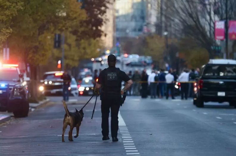 Mỹ: 2 vệ binh quốc gia bị bắn gần Nhà Trắng, ông Trump lên tiếng- Ảnh 1.