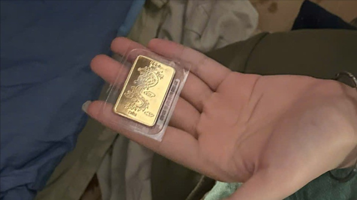 Nam sinh "không thể tin nổi" khi nhặt được 5 chỉ vàng túi quần áo cứu trợ - Ảnh 1.