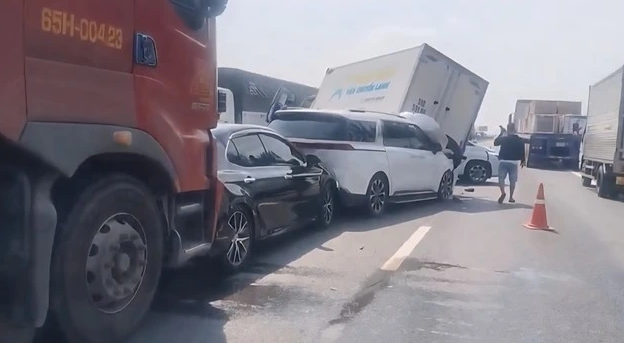 Va chạm liên hoàn 6 xe ô tô trên cao tốc gây ùn ứ kéo dài nhiều cây số - Ảnh 1.