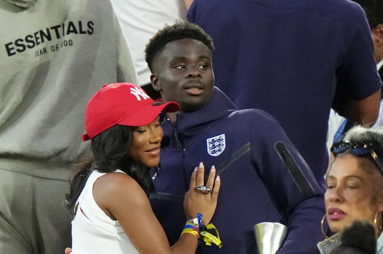 Ngôi sao của Arsenal Saka chính thức cầu hôn với bạn gái - Ảnh 1. Ngôi sao của Arsenal Saka chính thức cầu hôn với bạn gái - Ảnh 1.