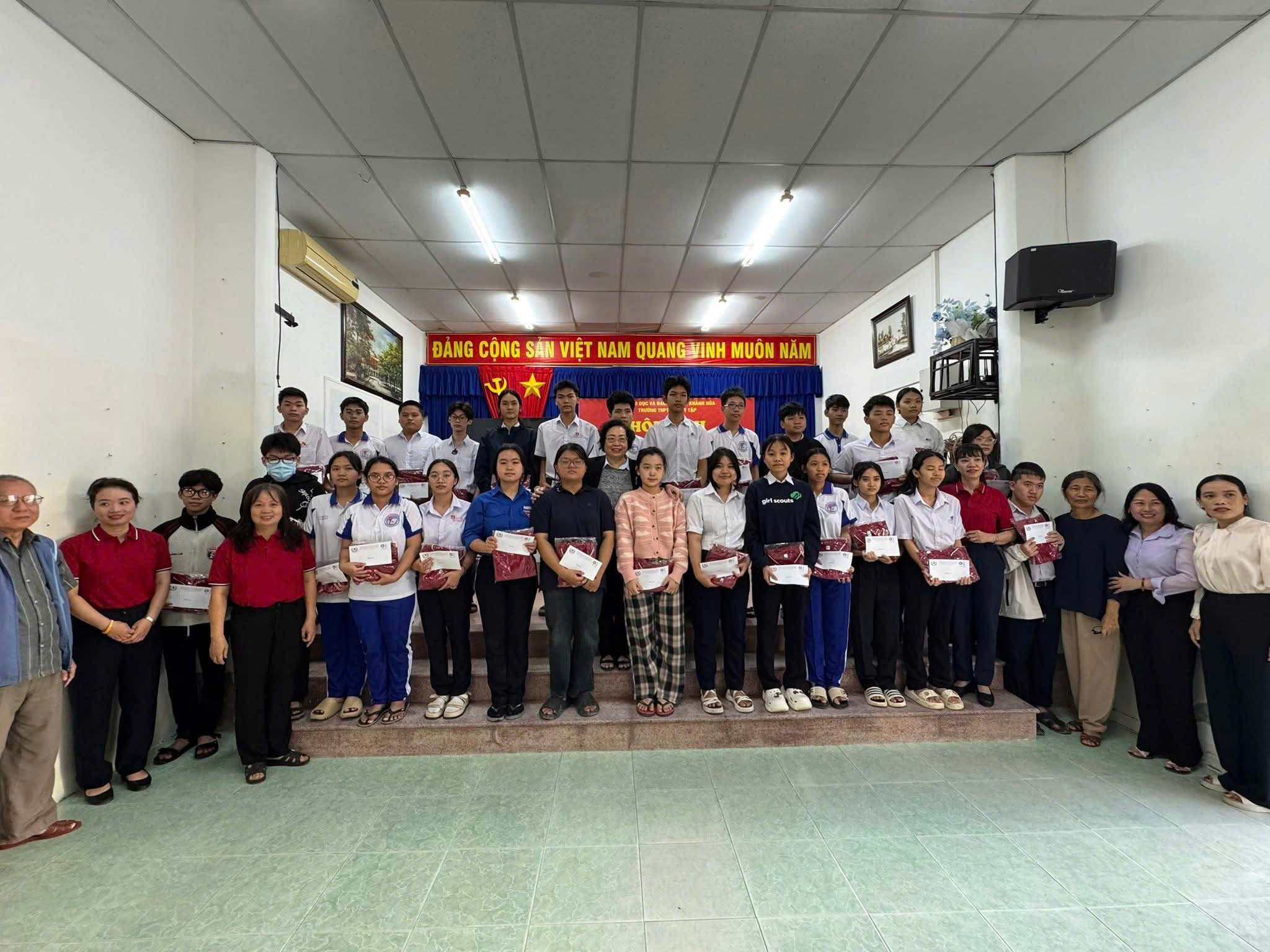 Trường THPT Đinh Tiên Hoàng ủng hộ bà con vùng lũ- Ảnh 6.