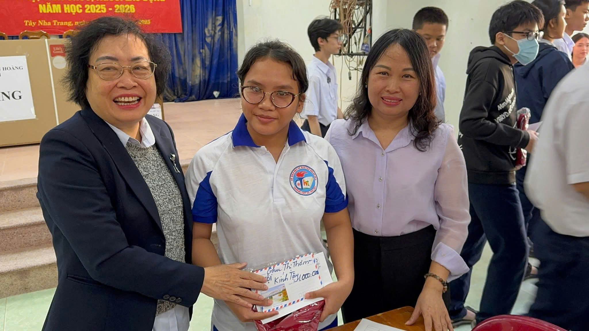 Trường THPT Đinh Tiên Hoàng ủng hộ bà con vùng lũ- Ảnh 4.