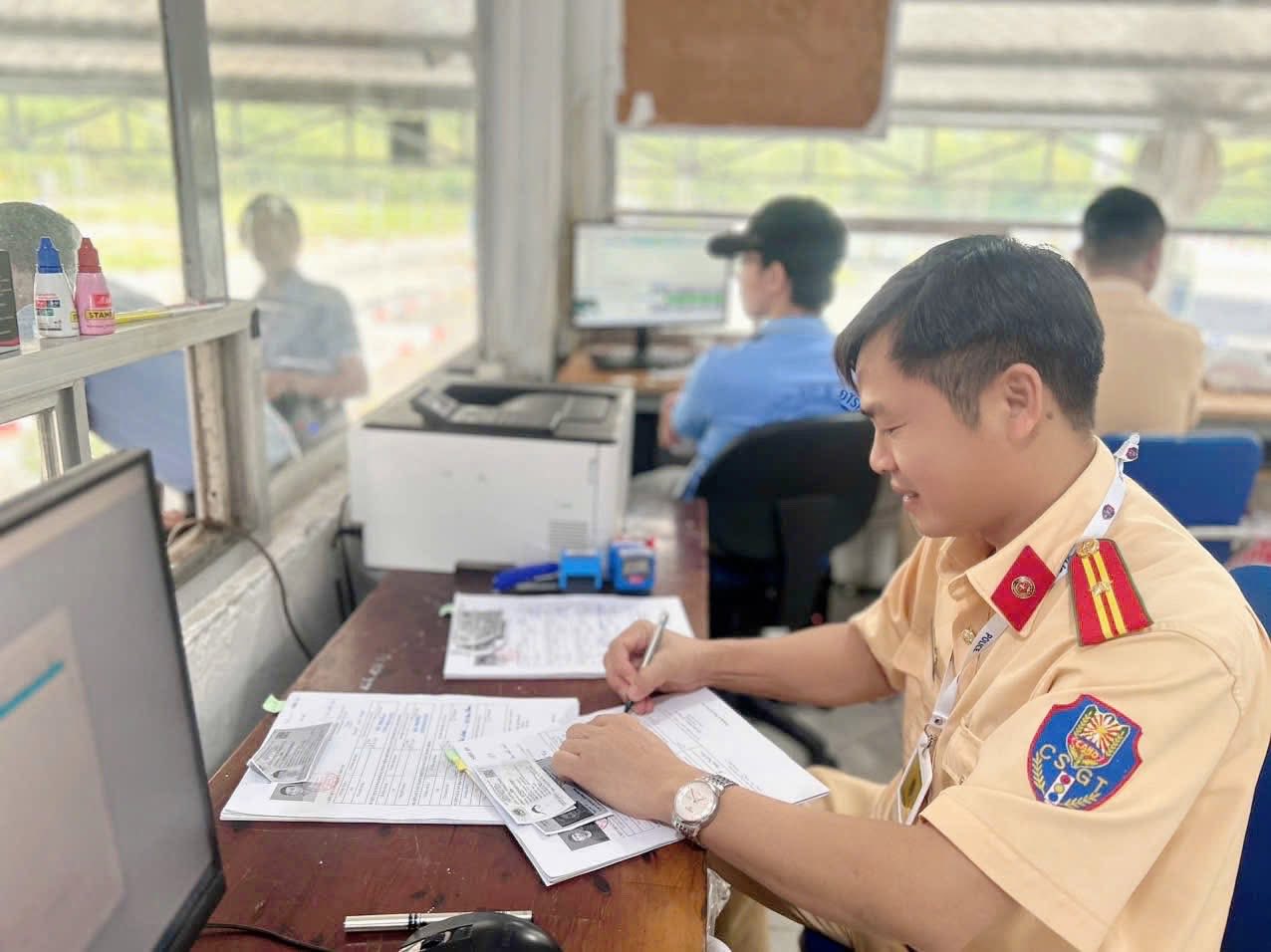 Chỉ cấp giấy phép lái xe điện tử, giảm thời gian cấp đổi - Ảnh 1.