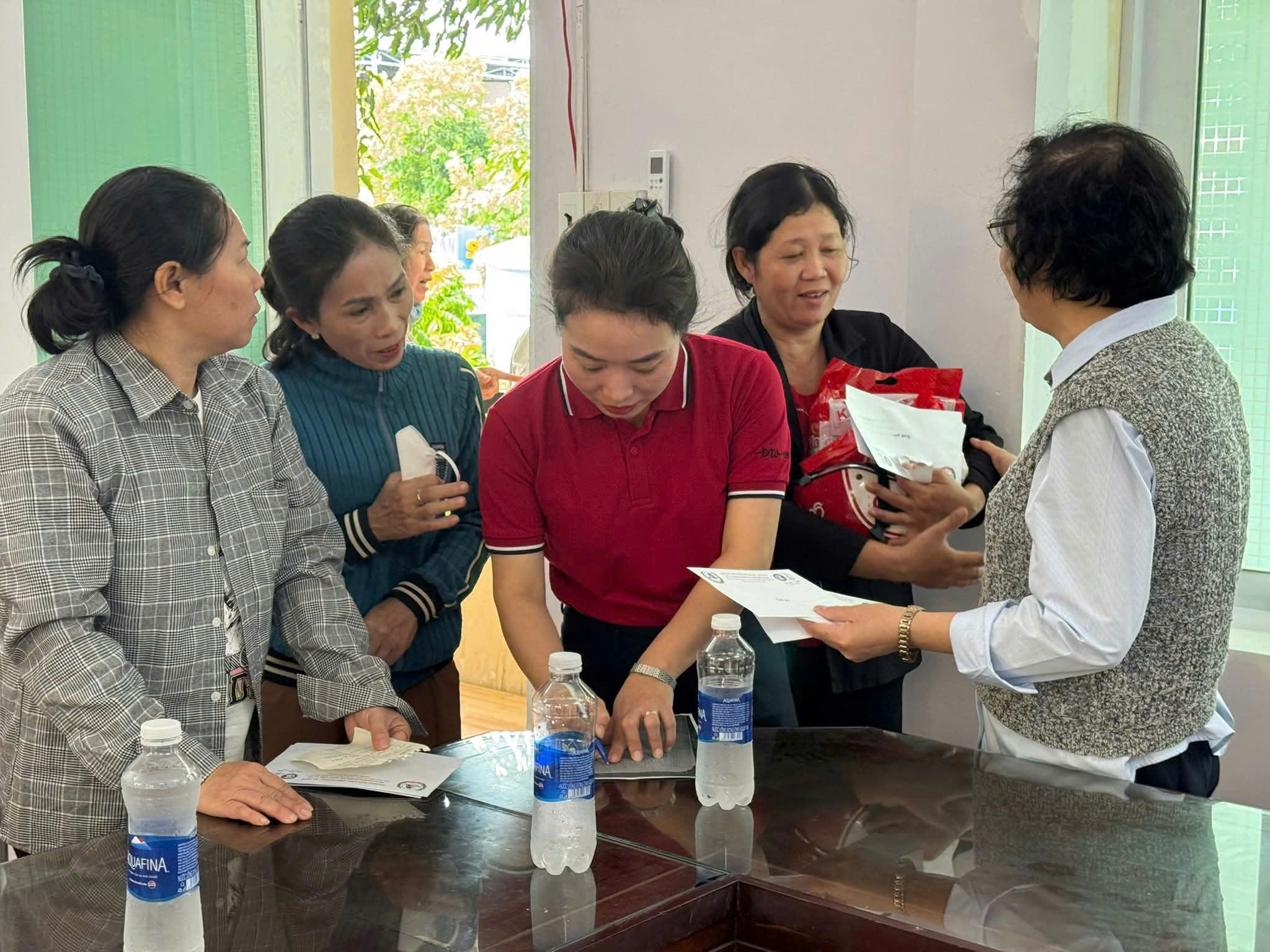 Trường THPT Đinh Tiên Hoàng ủng hộ bà con vùng lũ- Ảnh 3.