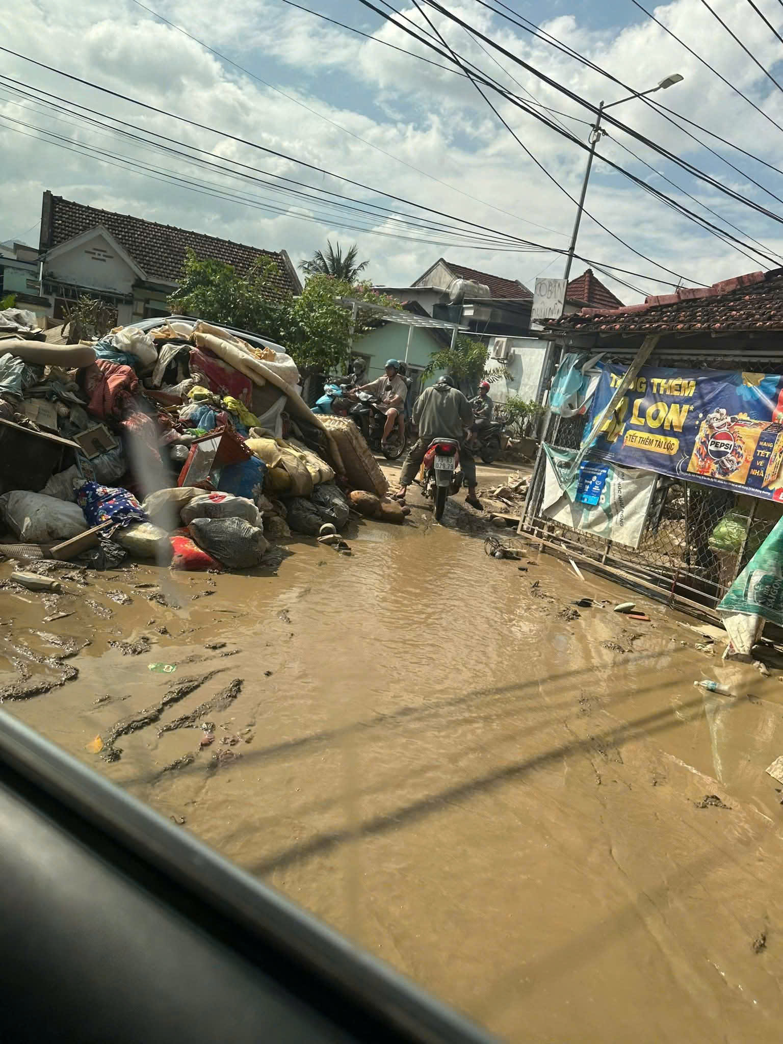 Trường THPT Đinh Tiên Hoàng ủng hộ bà con vùng lũ- Ảnh 2.