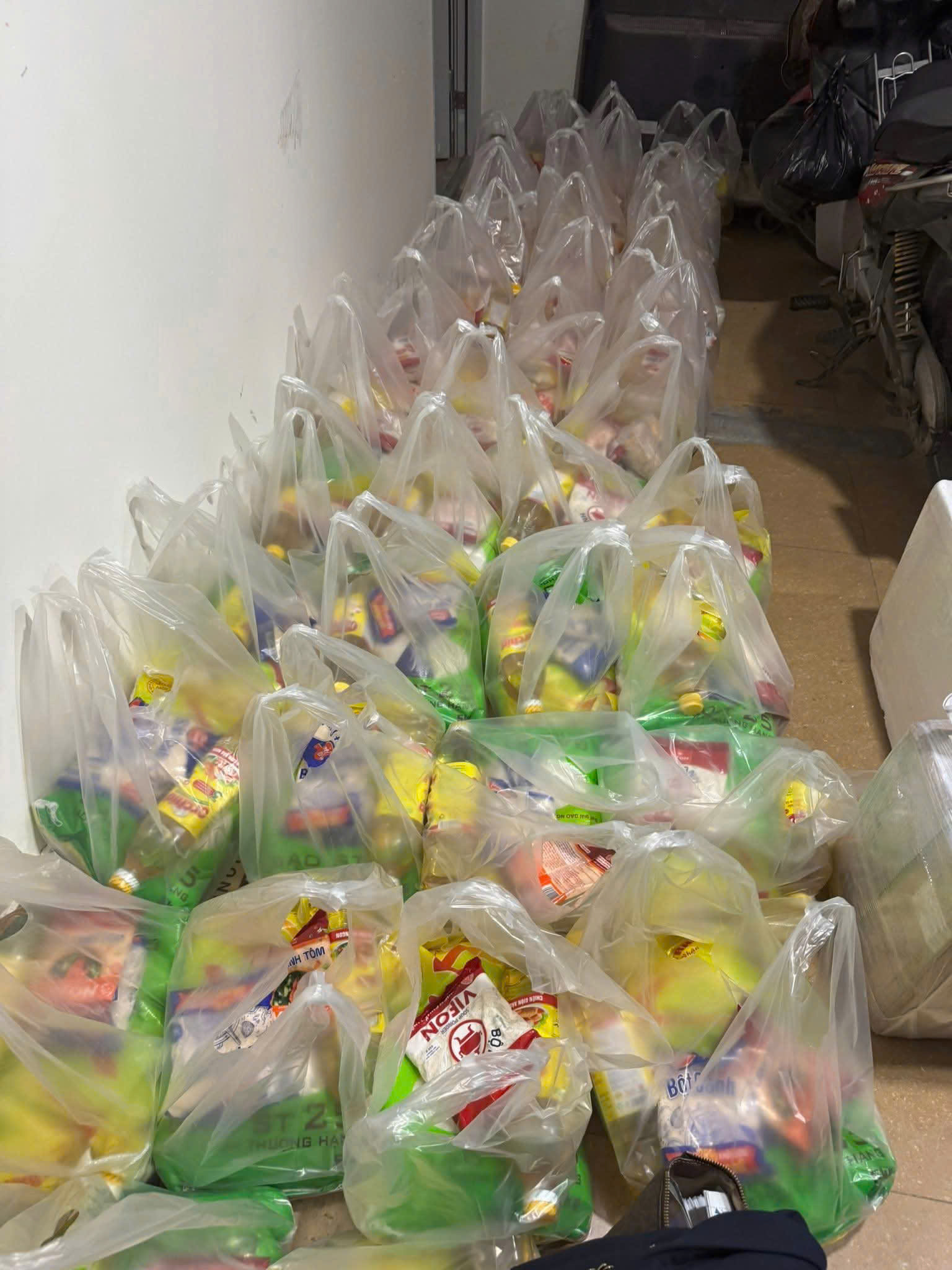 Trường THPT Đinh Tiên Hoàng ủng hộ bà con vùng lũ- Ảnh 5.