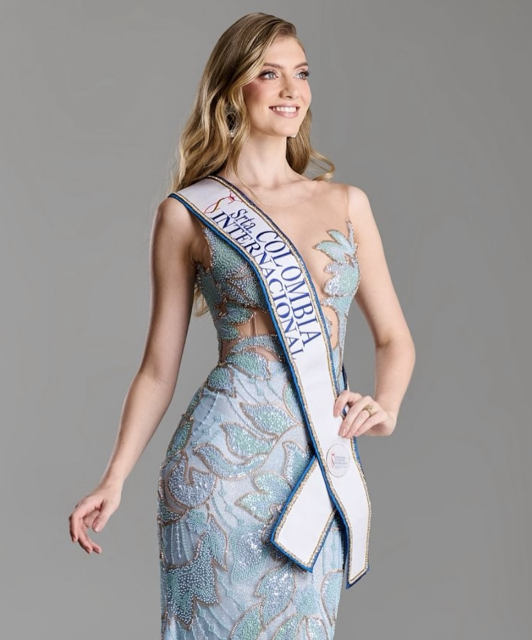 Học vấn ấn tượng của người đẹp cao 1,8 m đăng quang Hoa hậu Quốc tế 2025 - Ảnh 4.