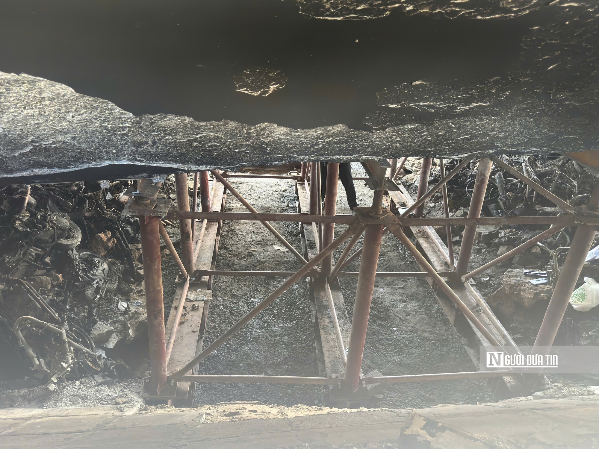 Rào chắn, sửa chữa chân cầu Vĩnh Tuy sau vụ cháy bãi giữ xe- Ảnh 4.