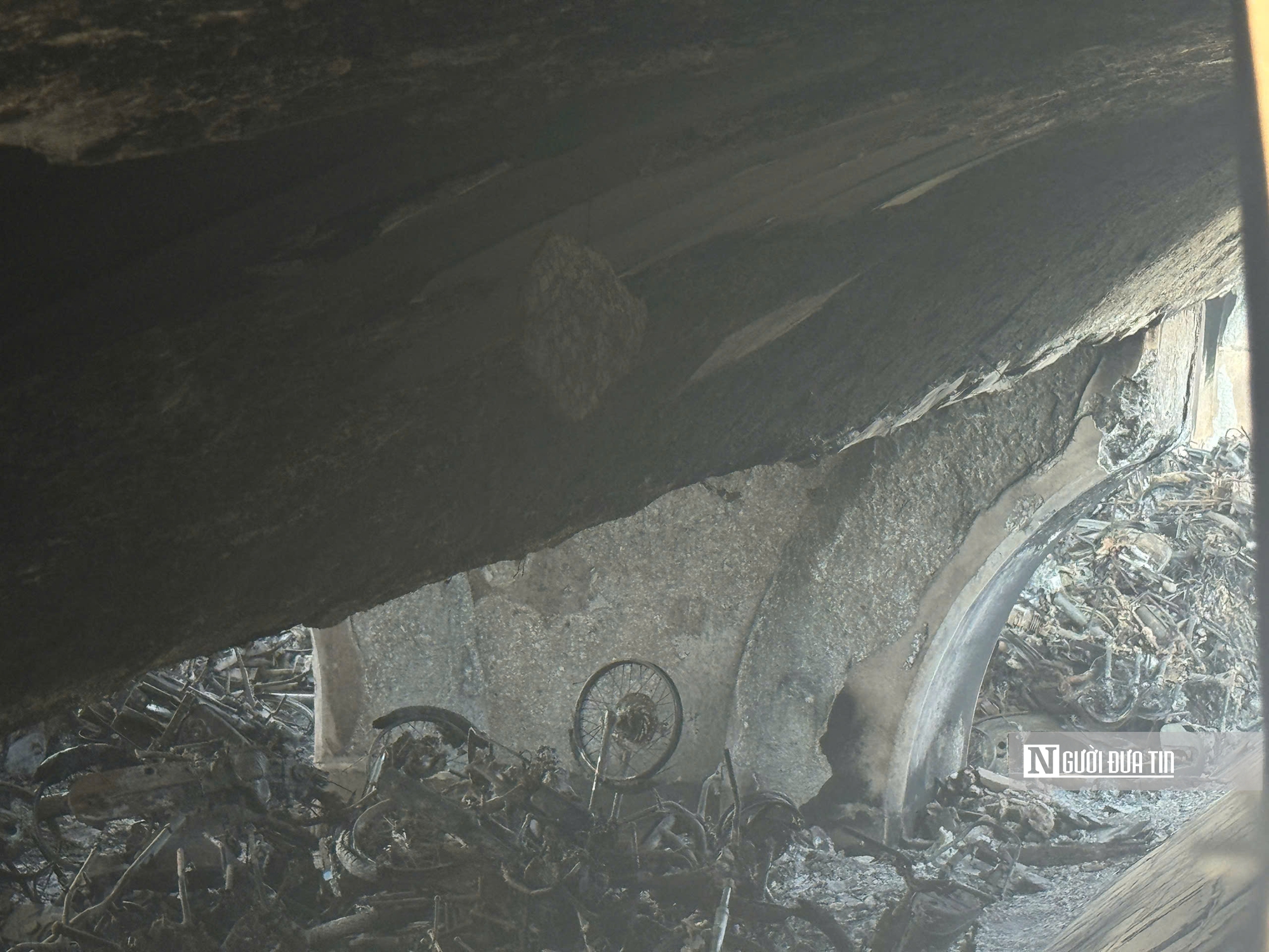 Rào chắn, sửa chữa chân cầu Vĩnh Tuy sau vụ cháy bãi giữ xe- Ảnh 5.