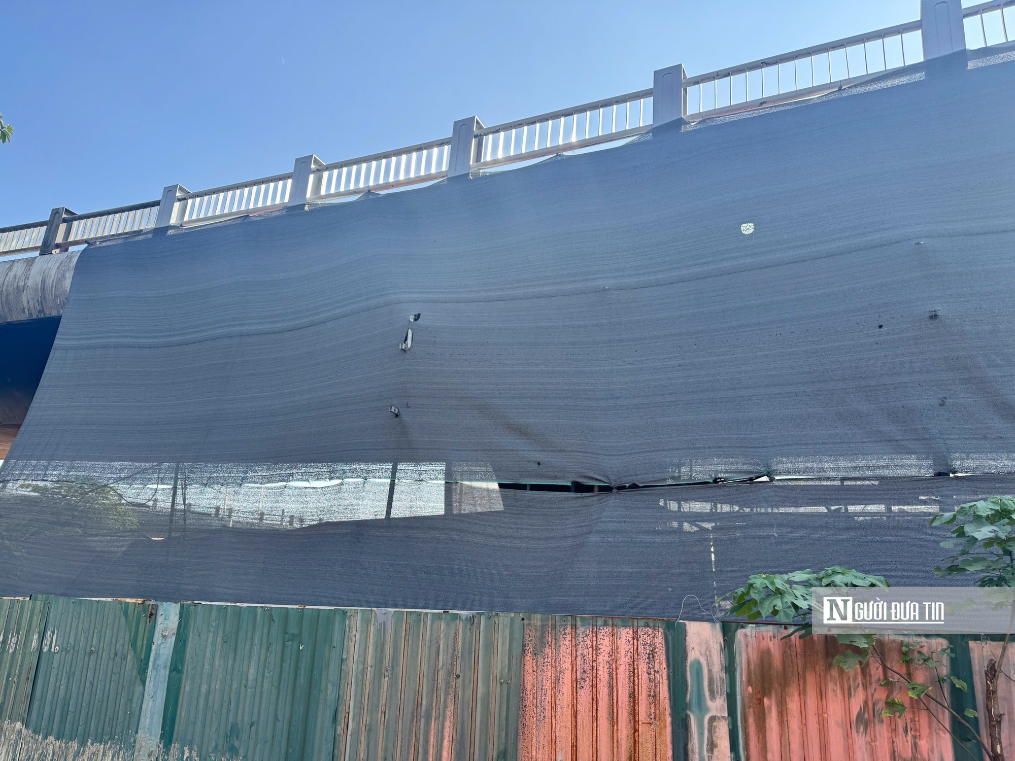 Rào chắn, sửa chữa chân cầu Vĩnh Tuy sau vụ cháy bãi giữ xe- Ảnh 8.