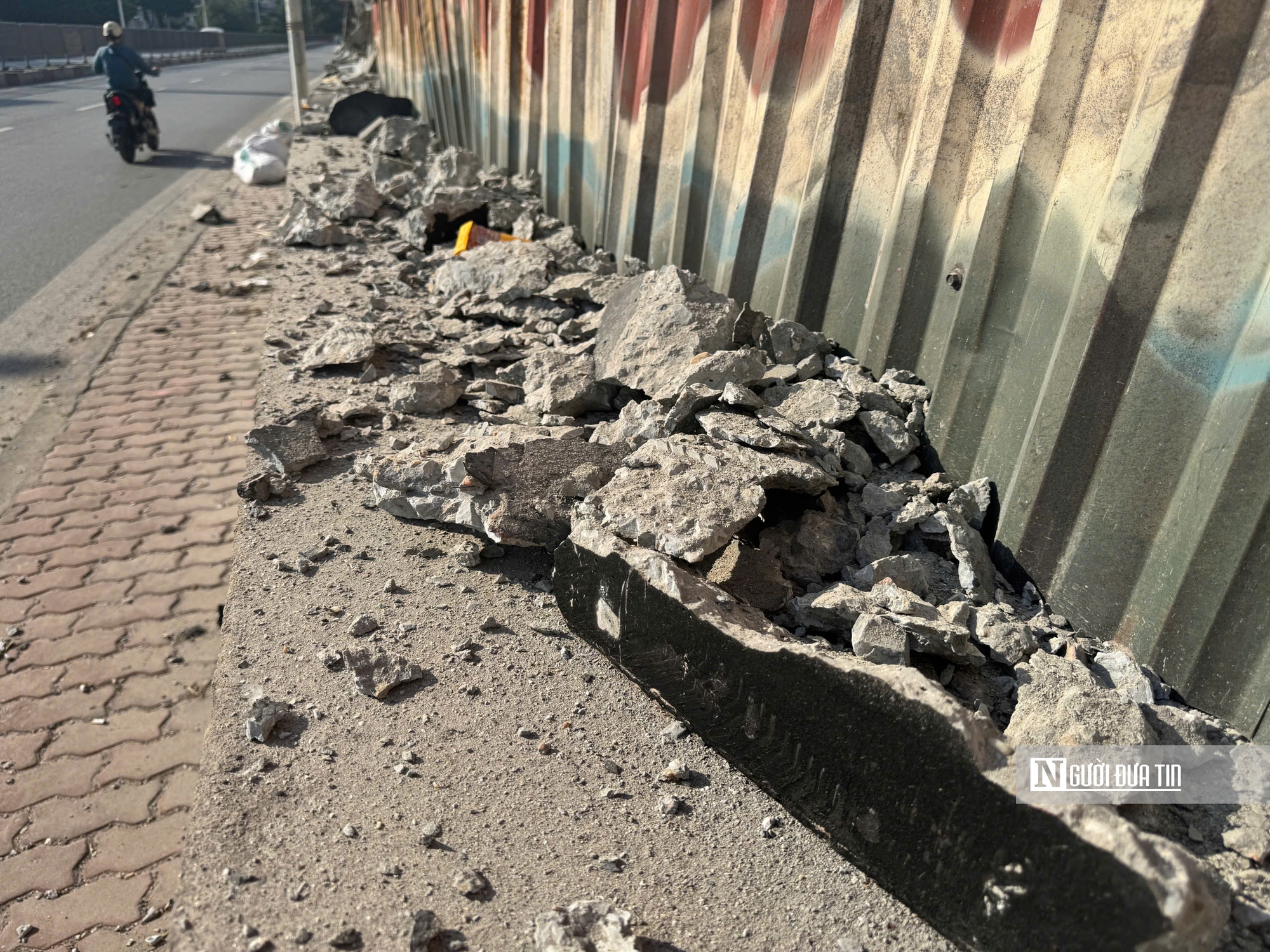 Rào chắn, sửa chữa chân cầu Vĩnh Tuy sau vụ cháy bãi giữ xe- Ảnh 9.