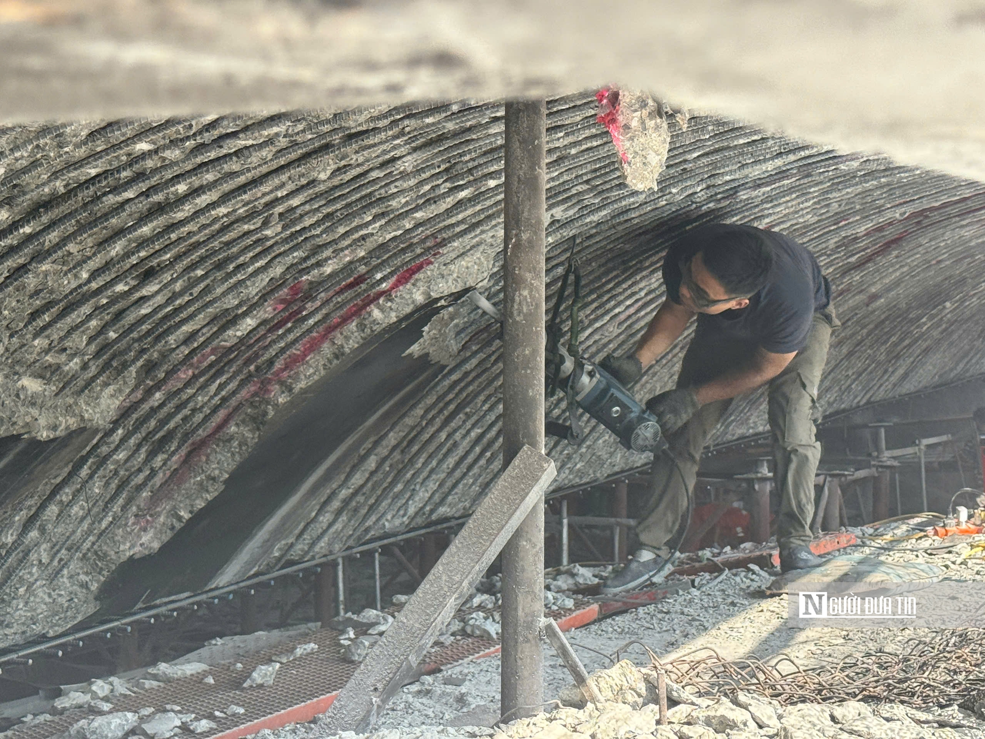 Rào chắn, sửa chữa chân cầu Vĩnh Tuy sau vụ cháy bãi giữ xe- Ảnh 10.