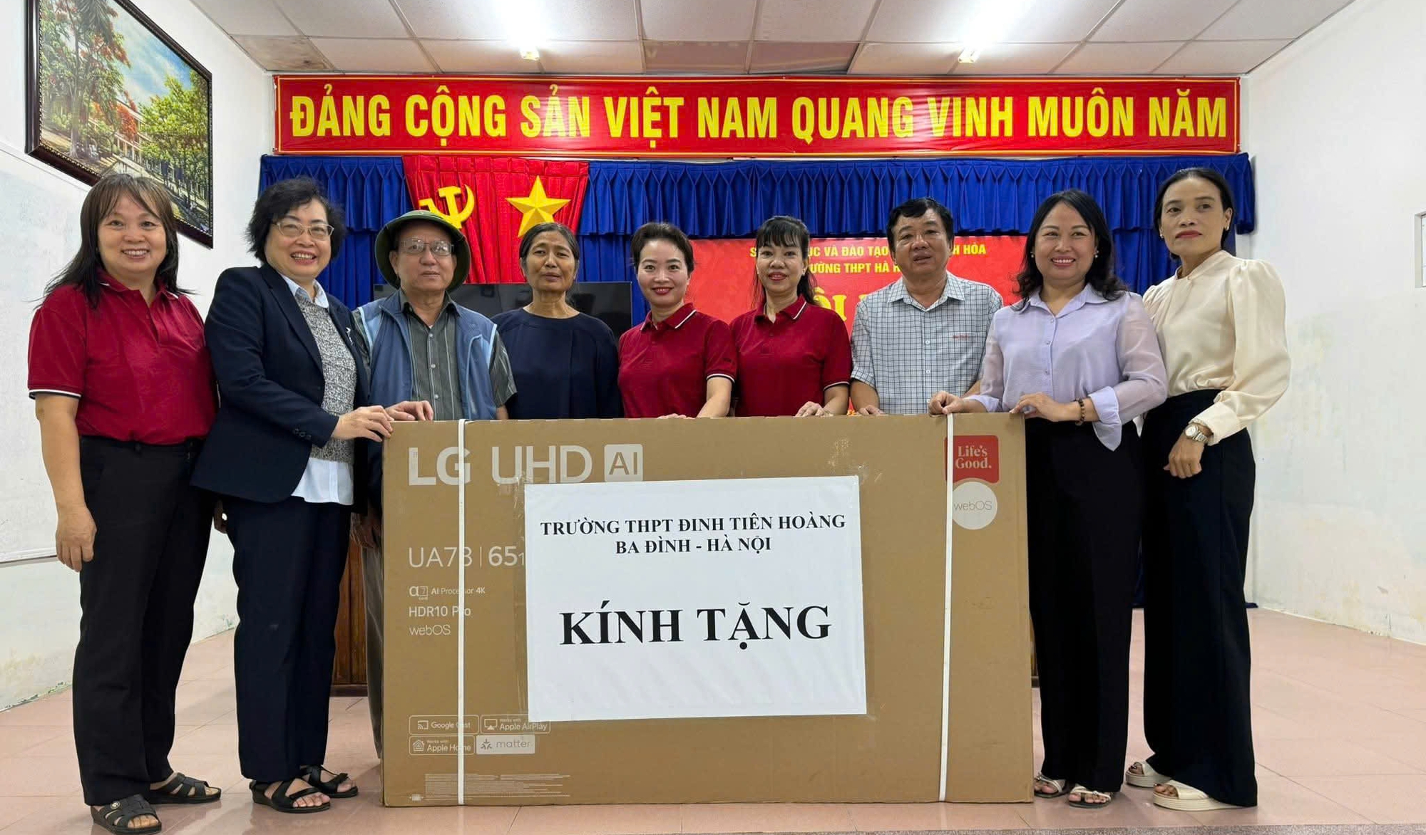 Trường THPT Đinh Tiên Hoàng ủng hộ bà con vùng lũ- Ảnh 1.