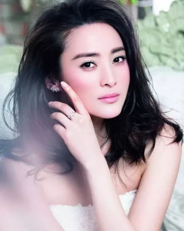 Chuyện tình "người đẹp - quái vật" của "Tây Thi đẹp nhất màn ảnh" - Ảnh 1.