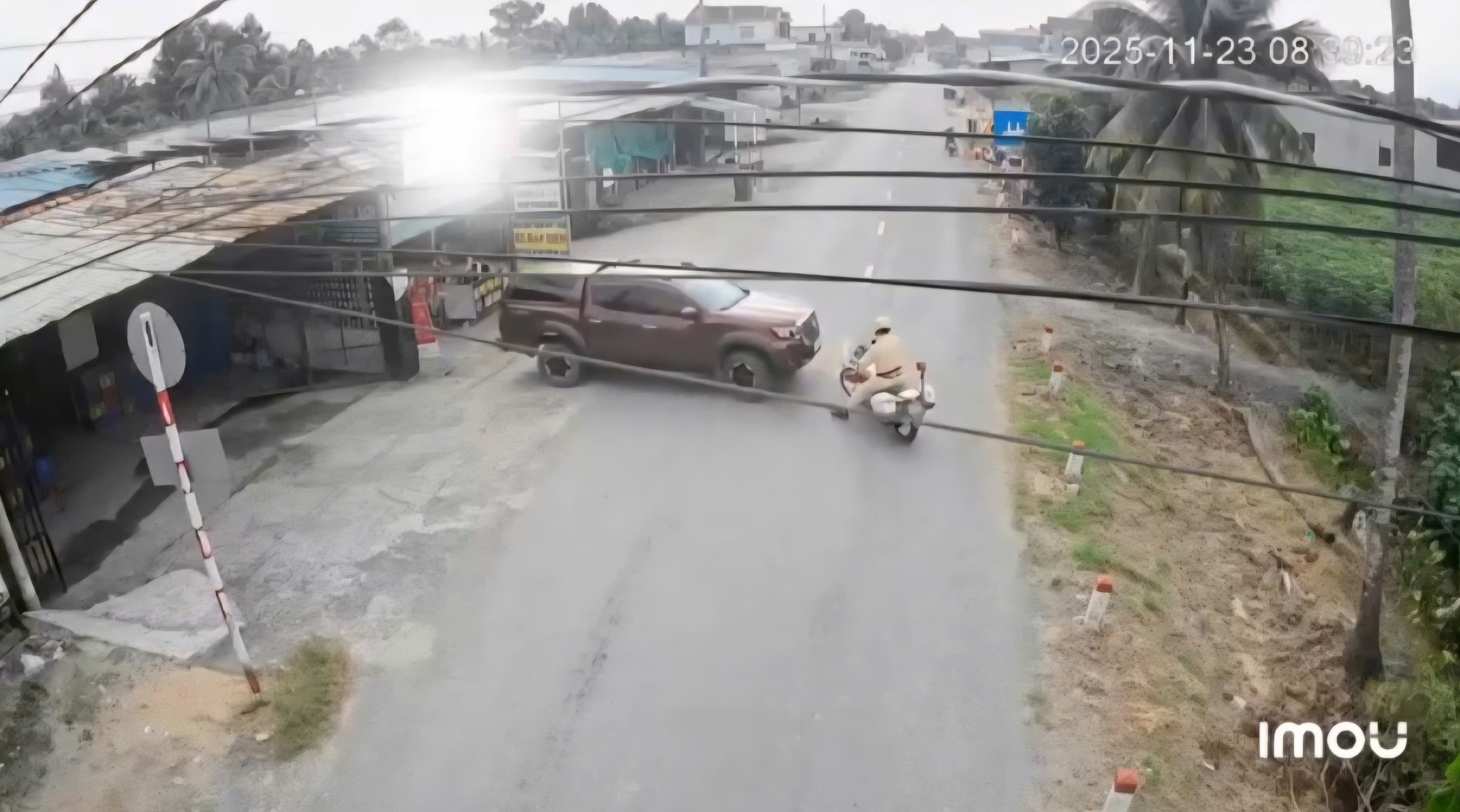 Ô tô bán tải chạy quá tốc độ, húc ngã xe CSGT: Luật sư chỉ ra nhiều vi phạm nghiêm trọng- Ảnh 1. Ô tô bán tải chạy quá tốc độ, húc ngã xe CSGT: Luật sư chỉ ra nhiều vi phạm nghiêm trọng- Ảnh 1.