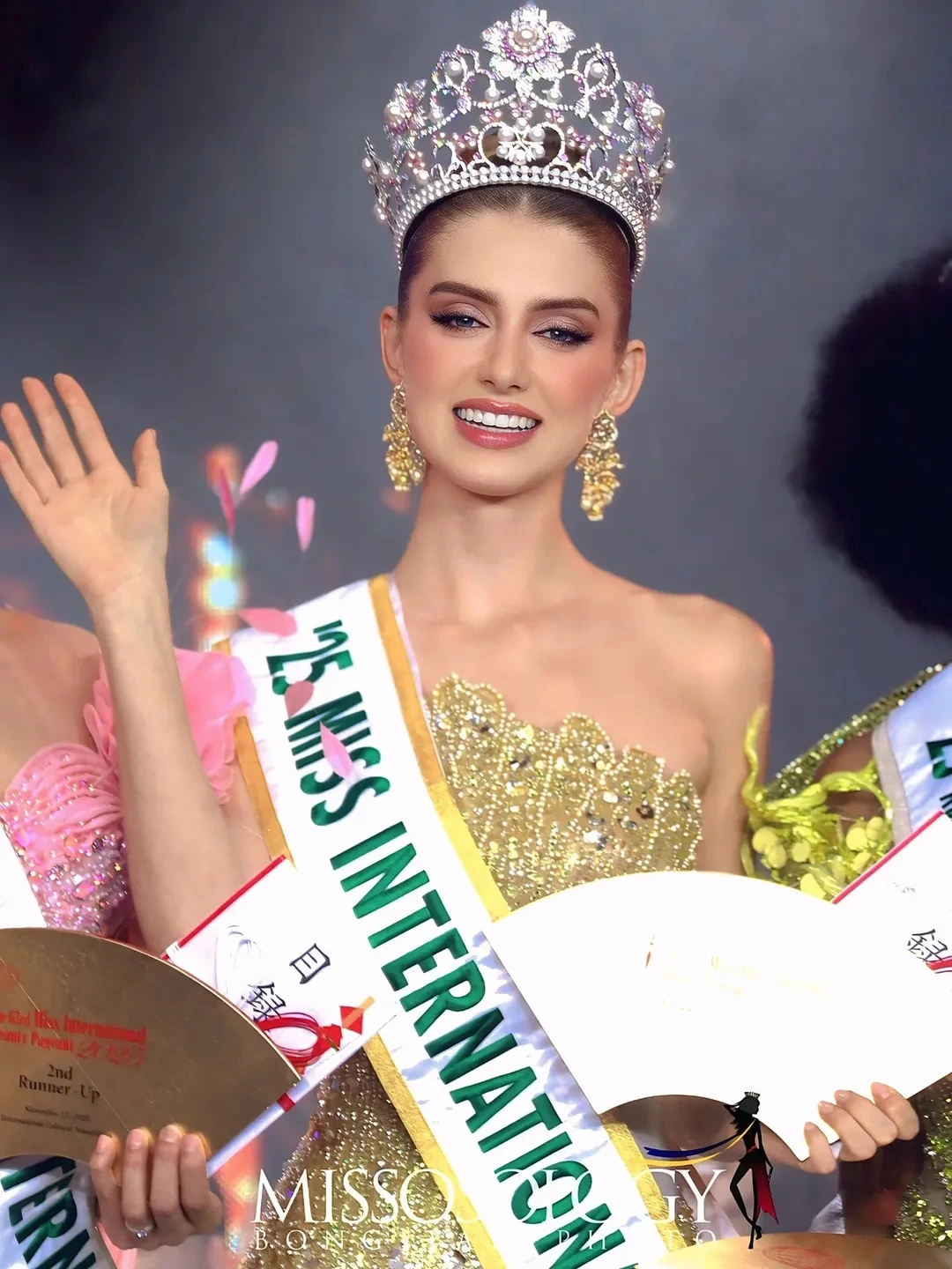 Học vấn ấn tượng của người đẹp cao 1,8 m đăng quang Hoa hậu Quốc tế 2025 - Ảnh 2.