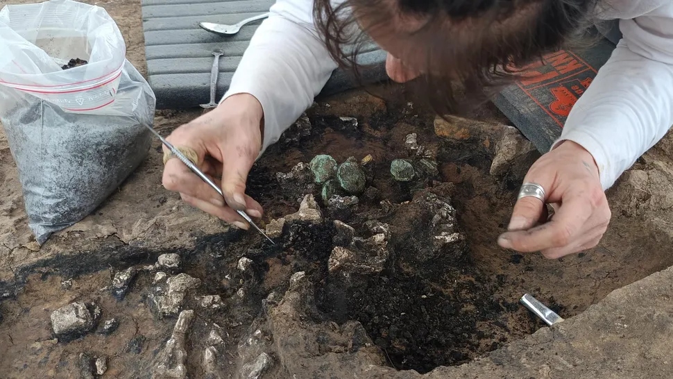 Khai quật ngôi mộ cổ, tìm thấy "kho báu" bằng vàng quý giá - Ảnh 1.