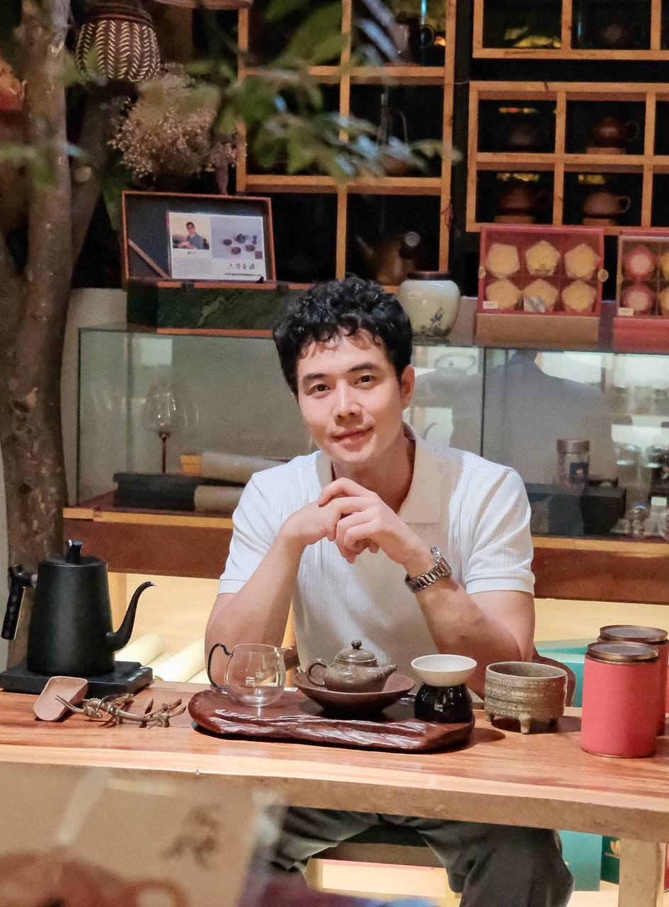 Bỏ kiểu tóc xoăn tít, "con bác Bơ" như tổng tài bước ra từ phim ngôn tình - Ảnh 4.