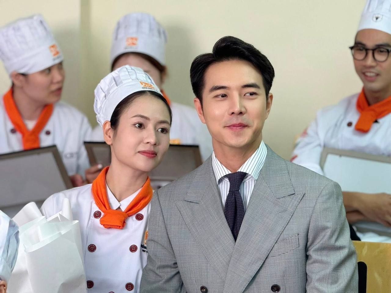 Bỏ kiểu tóc xoăn tít, "con bác Bơ" như tổng tài bước ra từ phim ngôn tình - Ảnh 7.