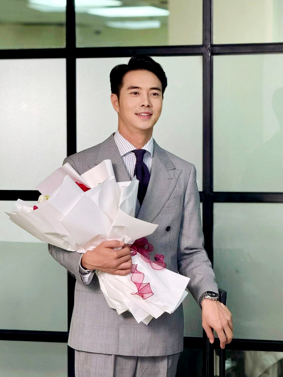 Bỏ kiểu tóc xoăn tít, "con bác Bơ" như tổng tài bước ra từ phim ngôn tình - Ảnh 8.