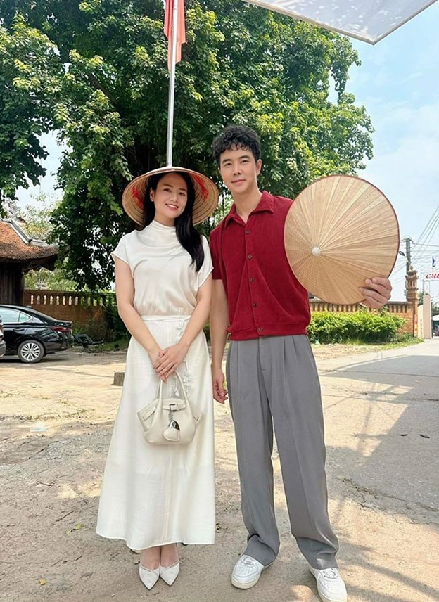 Bỏ kiểu tóc xoăn tít, "con bác Bơ" như tổng tài bước ra từ phim ngôn tình - Ảnh 1.