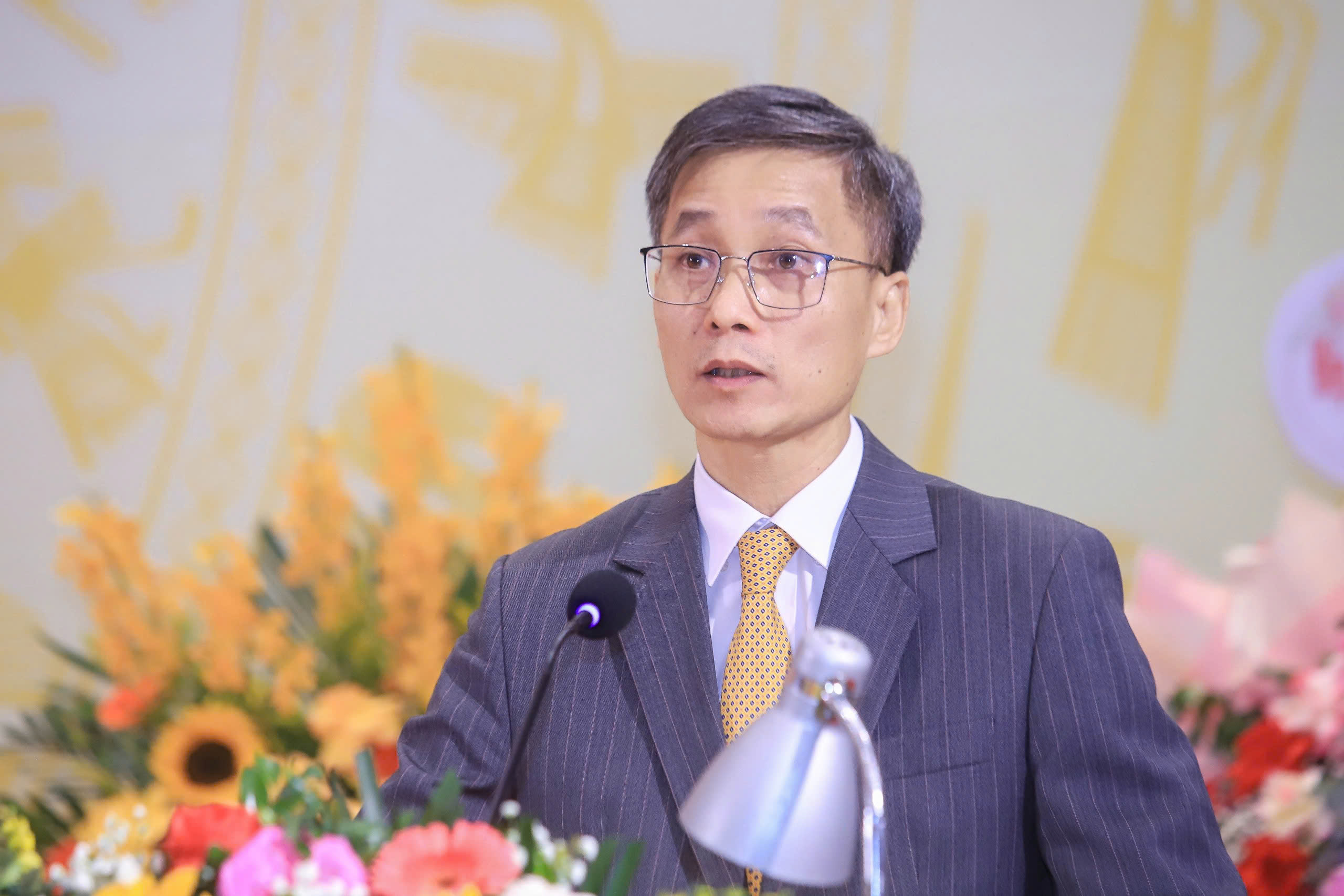 Hội Luật gia Việt Nam quyên góp ủng hộ đồng bào bị thiệt hại do mưa lũ gây ra - Ảnh 2.