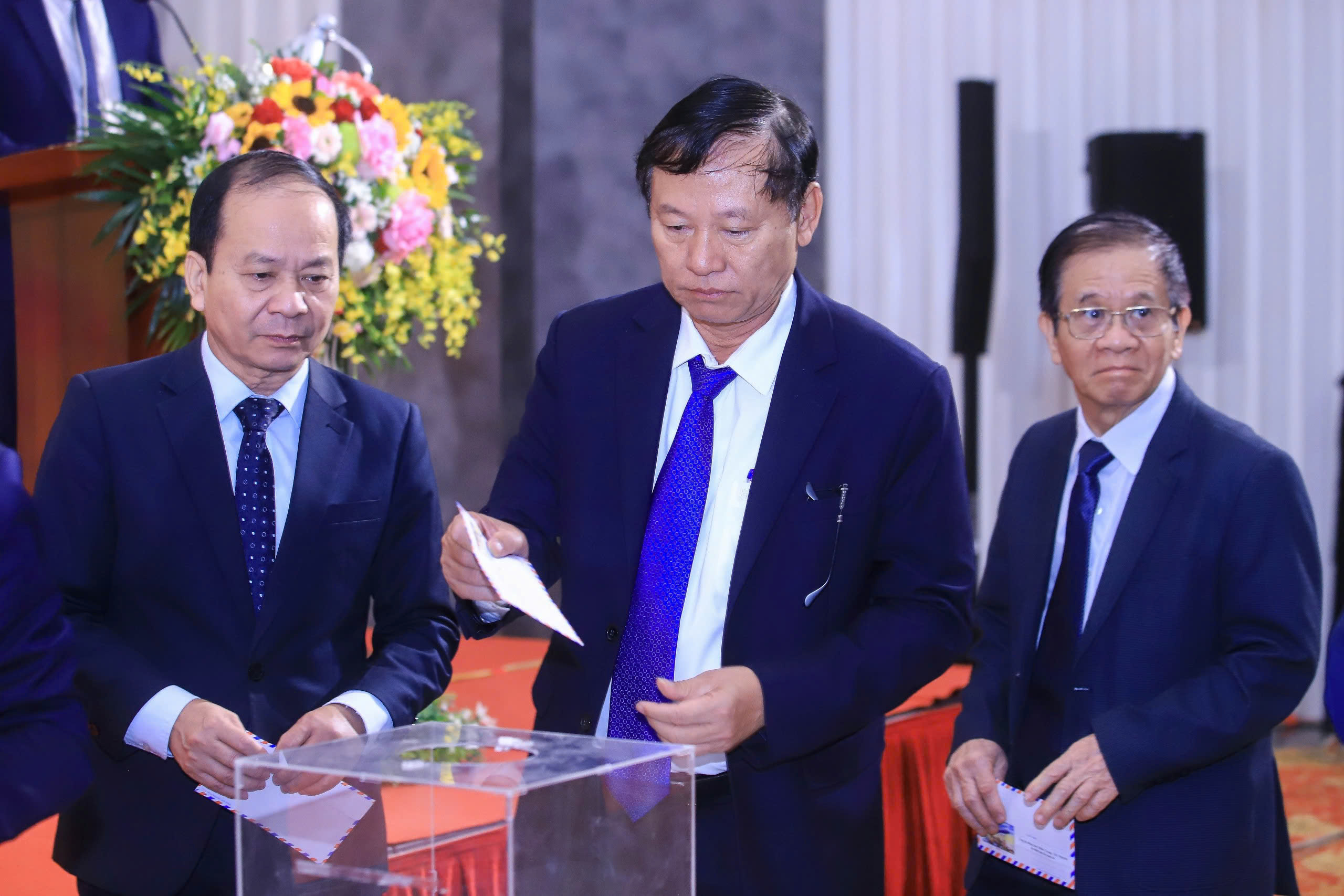 Hội Luật gia Việt Nam quyên góp ủng hộ đồng bào bị thiệt hại do mưa lũ gây ra - Ảnh 4.