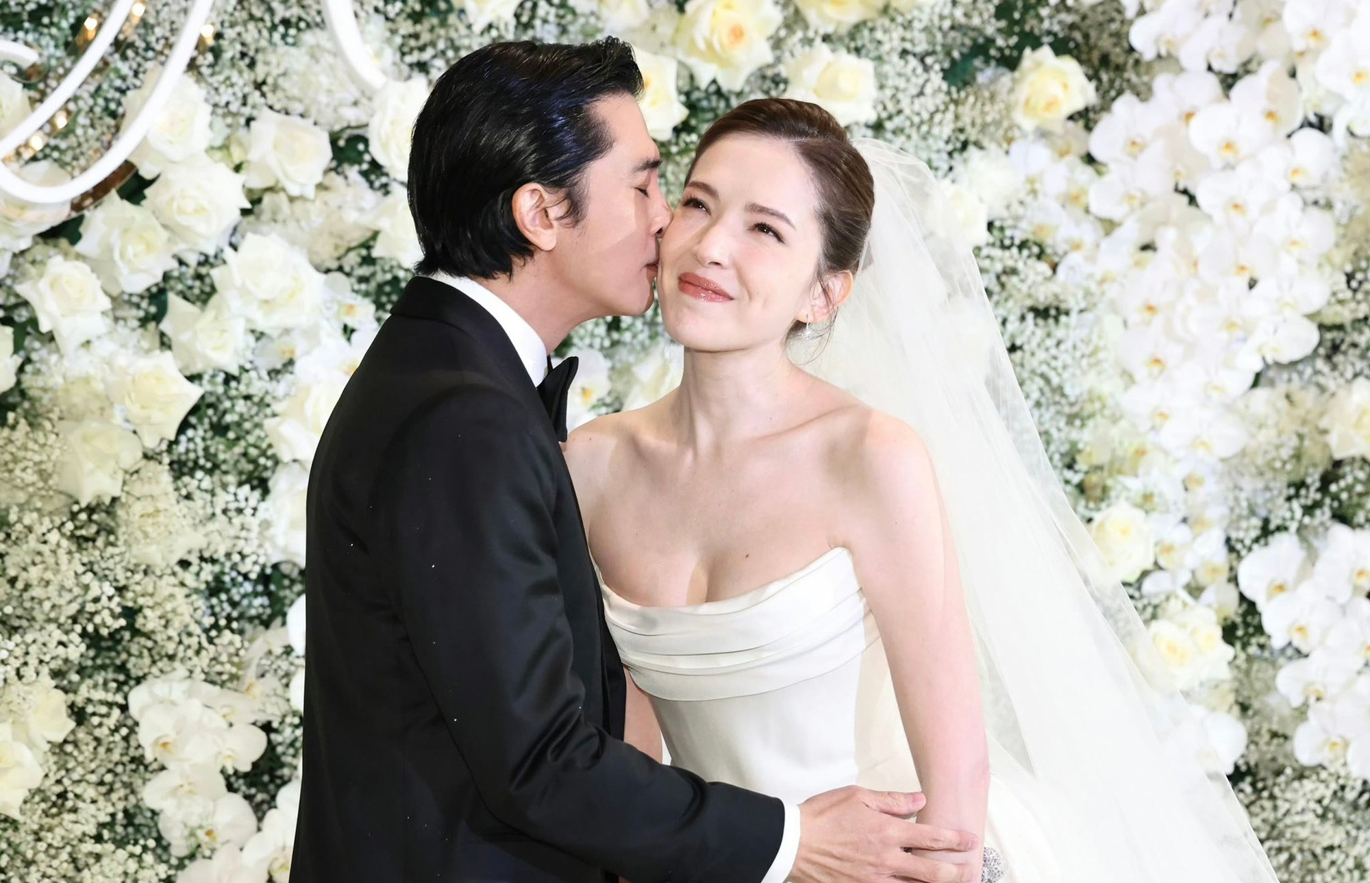 Cặp "trai hư - gái đẹp showbiz": Làm đám cưới hoành tráng, bất ngờ khoe quý tử 3 tháng tuổi - Ảnh 2.