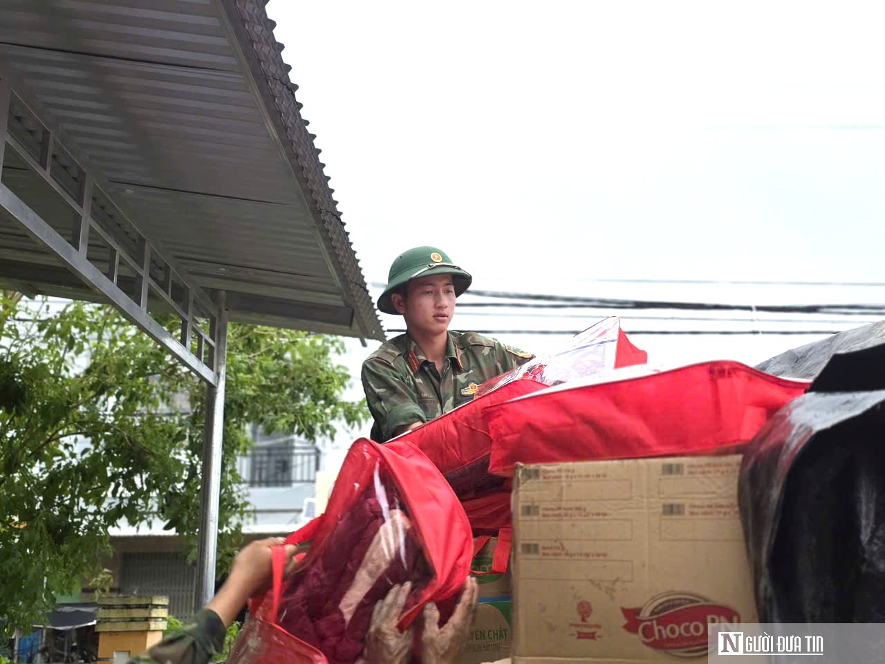 Quân đội hỗ trợ dựng lại nhà cho dân vùng lũ trước Tết 2026 - Ảnh 6.