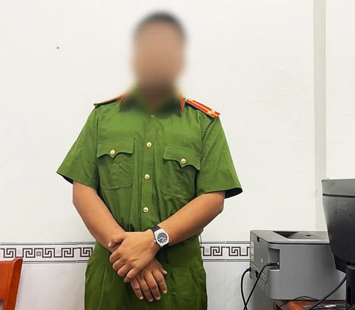 Bị xử phạt vì sử dụng trái phép trang phục Công an nhân dân - Ảnh 1.