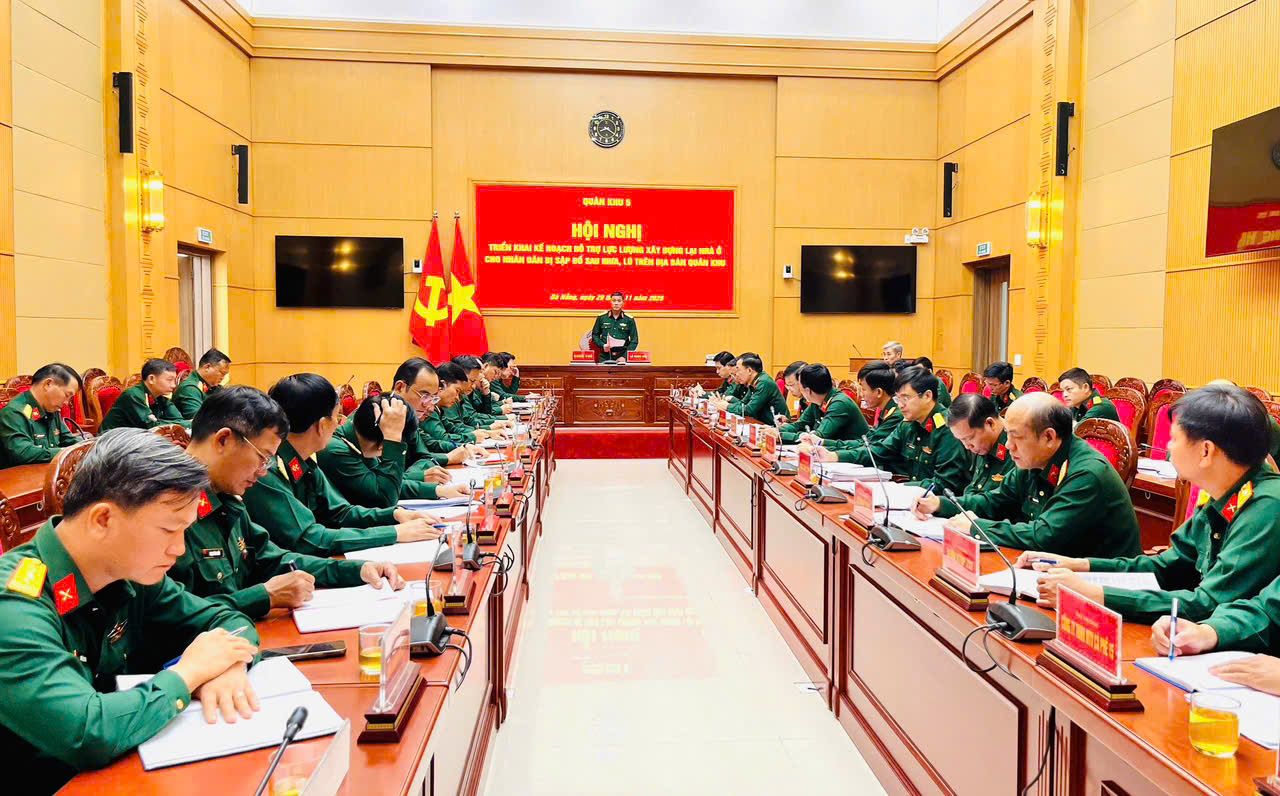 Quân đội hỗ trợ dựng lại nhà cho dân vùng lũ trước Tết 2026 - Ảnh 2.