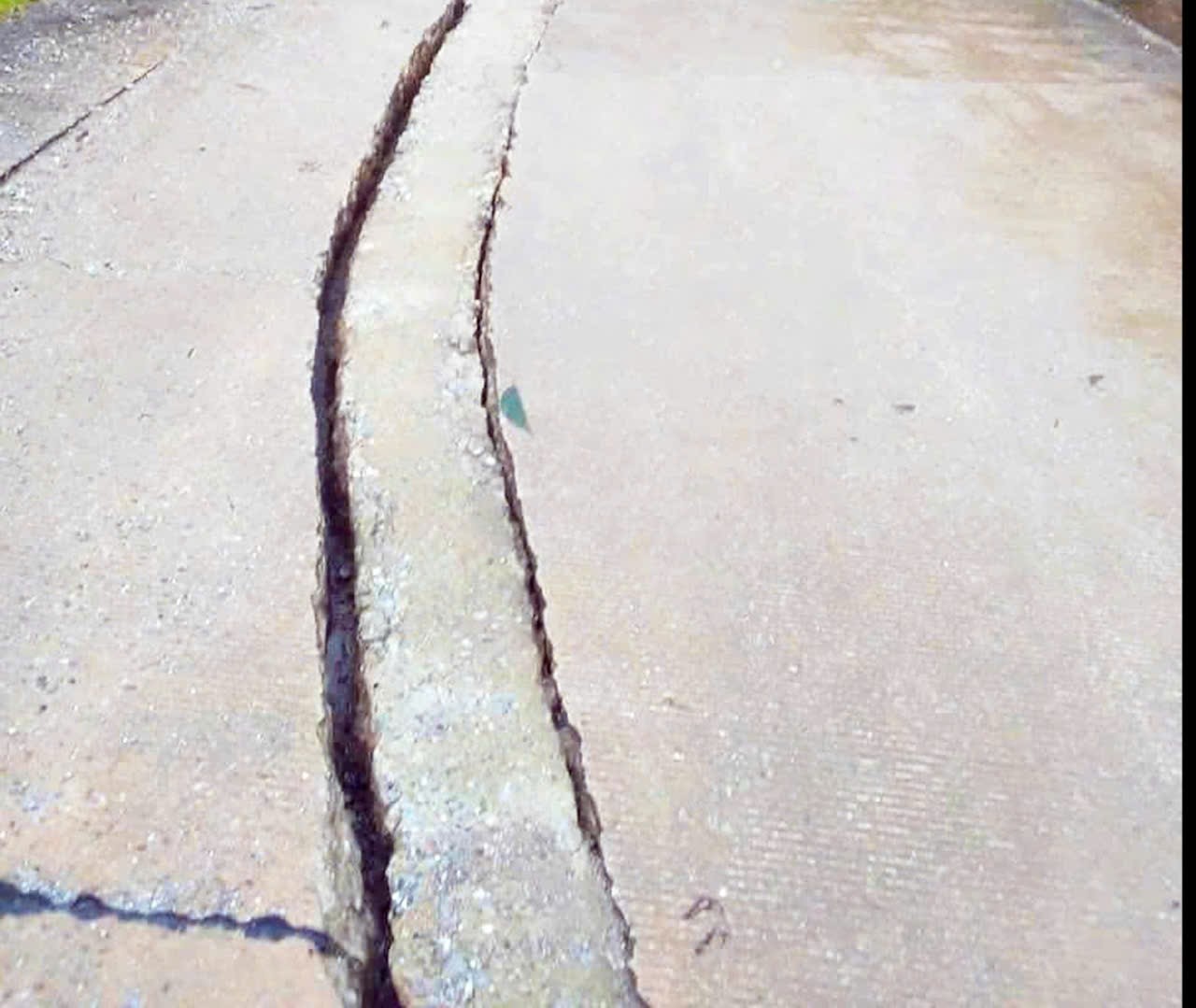 Xuất hiện vết nứt dài trên đường Hồ Chí Minh nhánh Tây qua Quảng Trị- Ảnh 1.