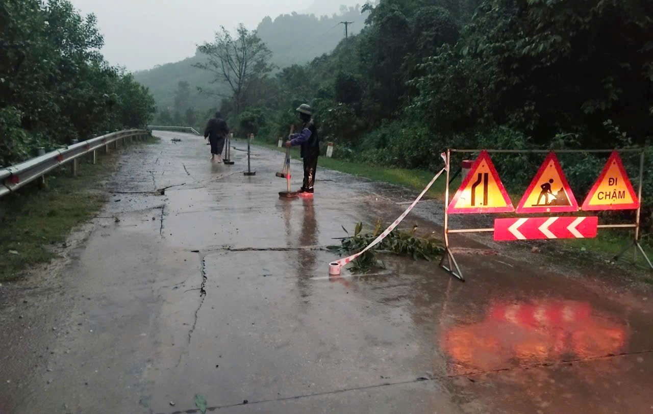 Xuất hiện vết nứt dài trên đường Hồ Chí Minh nhánh Tây qua Quảng Trị- Ảnh 2.
