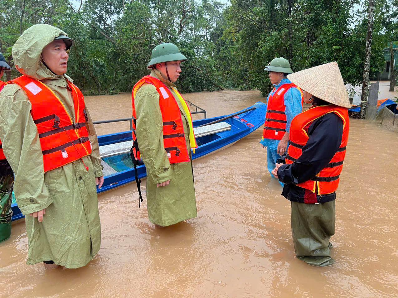 Hà Tĩnh: Nước lũ chưa rút, người dân phải chèo thuyền đưa người mất đi hỏa táng - Ảnh 3.