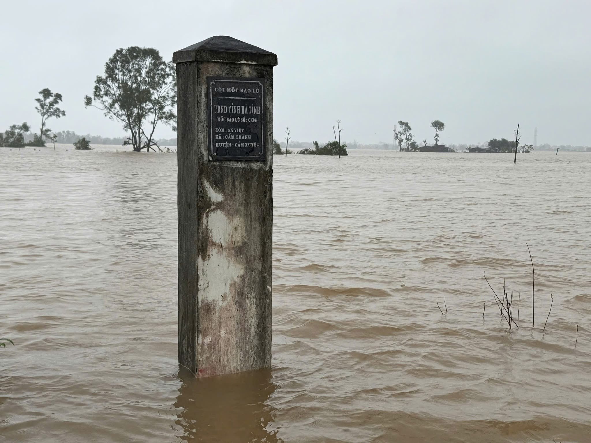 Hà Tĩnh: Nước lũ chưa rút, người dân phải chèo thuyền đưa người mất đi hỏa táng - Ảnh 1.