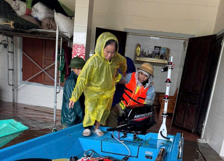 Hà Tĩnh: Nước lũ chưa rút, người dân phải chèo thuyền đưa người mất đi hỏa táng - Ảnh 5.